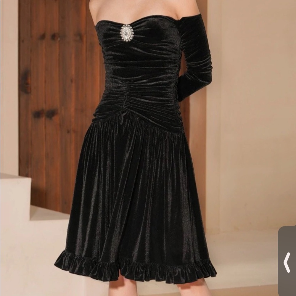 BLACK SWAN Off-shoulder Velvet Ruched Dress - Picture 10 of 10